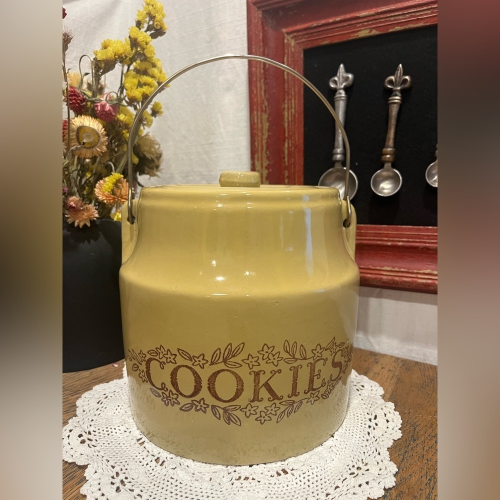 💛 MONMOUTH POTTERY – Jaune cookie jar with lid & handle – Vintage